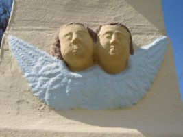 Deux têtes d'angelots ailées sont représentées sur le sommet du fût de la croix d'épidémie située tout près de la chapelle Saint-Wendelin de Schorbach.