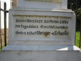 Le Cœur Sacré de Jésus est invoqué sur une inscription en allemand figurant sur la croix de la chapelle Sainte-Thérèse, à Schorbach.