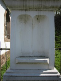 Des niches creusées dans le fût-stèle de croix abritaient deux statuettes représentant les saints patrons des commenditaires de la croix.