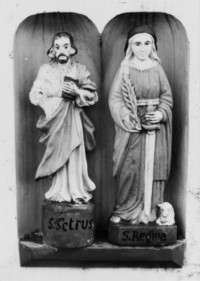 Les statuettes de saint Pierre et de sainte Reine, patrons des commenditaires, étaient situées dans les niches du fût-stèle (photographie du service régional de l'inventaire de Lorraine).