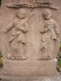 Sainte Catherine et sainte Barbe sont représentées sur le registre inférieur.