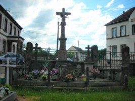 La croix monumentale du XVIIIe siècle, déplacée de l'autre côté du cimetière depuis la dernière guerre.
