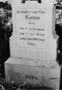 Plusieurs inscriptions en allemand sont situées sur la face du fût-stèle (photographie du service régional de l'inventaire de Lorraine).