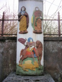 Elle représente sur le fût-stèle la Sainte Vierge et saint Jean, ainsi que saint Georges terrassant le dragon.