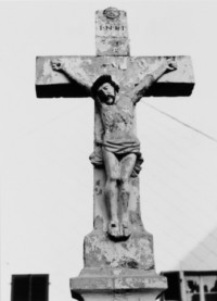 Le croisillon est surmonté par une tête d'angelot ailée (photographie du service régional de l'inventaire de Lorraine).