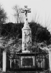 La troisième croix monumentale de la rue principale est érigée en 1737 (photographie du service régional de l'inventaire de Lorraine).