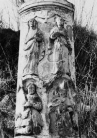 Deux registres de personnages apparaissent sur le fût-stèle de la croix (photographie du service régional de l'inventaire de Lorraine).