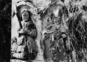 Saint Wendelin et une saint évêque non identifié sont représentés sur le registre inférieur du fût (photographie du service régional de l'inventaire de Lorraine).