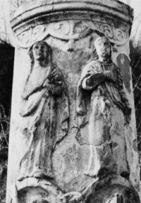 La Très Sainte Vierge et saint Jean sont représentés sur le registre supérieur du fût-stèle (photographie du service régional de l'inventaire de Lorraine).