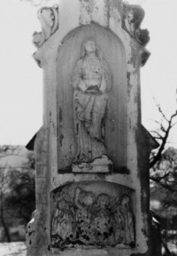 La Très Sainte Vierge est représentée dans la niche du fût-stèle (photographie du service régional de l'inventaire de Lorraine).