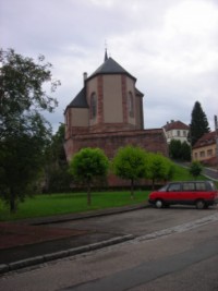 Le chevet de la très vieille église Saint-Rémi, posée sur le promontoire gréseux de la butte des païens ou Heidenhübel.