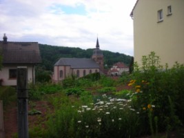 L'église Saint-Rémi de Schorbach, posée sur le Heidenhübel ou butte des païens, est vue ici depuis les hauteurs de la rue Hohl.