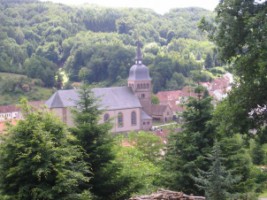 L'église Saint-Rémi de Schorbach et son bel ossuaire, vus depuis le haut de la rue Hohl, sont posés sur le promontoire gréseux appelé Heidenhübel ou butte des païens (photographie de Fabrice Schneider).