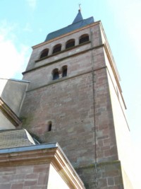 La tour-clocher de la belle église Saint-Rémi de Schorbach, siège d'une très ancienne paroisse.
