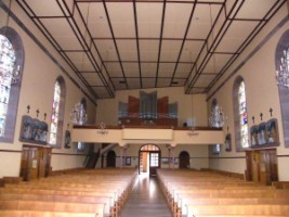 L'orgue est installée sur la tribune en 1964.