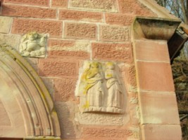 De nombreux remplois de fragments de croix monumentales sont intégrés dans la façade antérieure de la chapelle.