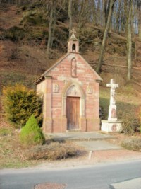 Au bord de la route menant à Bitche d'une part et à Pirmasens par Hanviller d'autre part, une charmante petite chapelle en grès rose est érigée en 1872. Appelée localement Felsenkapelle ou chapelle des rochers, le petit oratoire est construit aux frais des villageois.