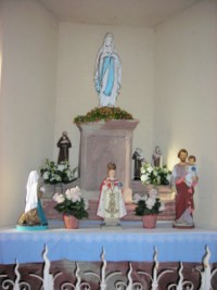 Une statue de sainte Thérèse est présente sur l'autel de la Felsenkapelle à Schorbach.
