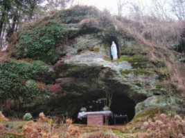 Une réplique de la grotte de Lourdes avec autel est érigée dans la paroisse de Schorbach, un peu à l'écart de la localité. Dominant un charmant et bucolique vallon, le petit sanctuaire se situe à proximité d'une source jaillissant à cet endroit. La cavité rocheuse, dans laquelle sont situées les statues de la Très Sainte Vierge et de sainte Bernadette Soubirous, n'a pas été creusée mais on a préfére employer en ce lieu une grotte nichée dans l'impressionnante paroi rocheuse que le grès rose a sculptée.
