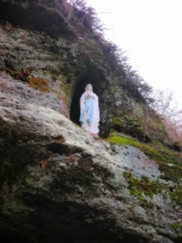 La statue de Notre-Dame de Lourdes est nichée dans le rocher.