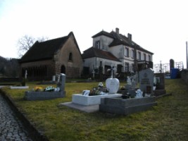 L'ossuaire et le presbytère de Schorbach.