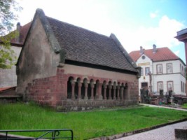 La façade de l'ossuaire, qui a accueilli des ossements du XIIe au XVIIIe siècle, est composée de onze arcades en plein cintre.