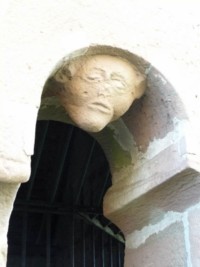 Un autre visage grimaçant sur une arcade de l'ossuaire.