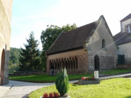 La façade de l'ossuaire, emblème du patrimoine communal, depuis la droite.