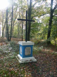 Sur les hauteurs vers la Rosselle et le Freudenberg, la tombe bavaroise est située au lieu-dit Bayerngrab et rappelle les combats de la guerre de 1870-1871.
