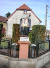 Une belle statue de saint Jean Népomucène (Jean Nepomuk), protecteur des ponts, veille sur le centre du village.