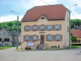 La mairie de Schorbach est située à proximité de l'église Saint-Rémi, de l'école et du foyer Saint-Joseph.
