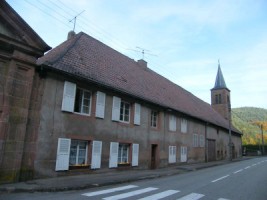 Les vestiges de l'abbaye cistercienne de Sturzelbronn et le clocher de l'église paroissiale Sainte-Élisabeth, ancienne chapelle des visiteurs de l'abbaye.