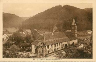 Le village de Sturzelbronn au début du XXe siècle, avec les vestiges des bâtiments de l'abbaye cistercienne et l'église paroissiale Sainte-Élisabeth.