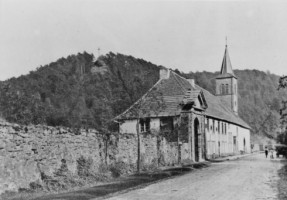 Les bâtiments de l'abbaye et l'église paroissiale avant 1937.