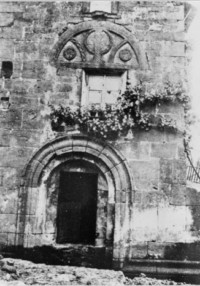 Le tympan roman remployé au-dessus du portail latéral sud de l'église abbatiale avant 1937 (extrait de J.-B. Kaiser, " Die Abtei Stürzelbronn ", Strasbourg, 1937, p. 32-33).