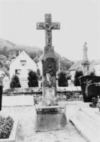 La croix est érigée dans le cimetière communal (photographie du service régional de l'inventaire de Lorraine).