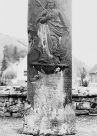 Notre-Dame des Sept-Douleurs est représentée sur le fût (photographie du service régional de l'inventaire de Lorraine).