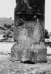 Une inscription figure au pied du fût (photographie du service régional de l'inventaire de Lorraine).