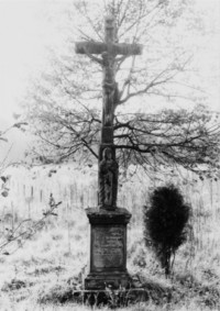 La croix est érigée au lieu-dit " Grosser Hundskopf " (photographie du service régional de l'inventaire de Lorraine).