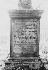 Le socle présente une inscription relative aux conditions d'érection de la croix, ainsi qu'une méditation sur les douleurs de la Sainte Vierge (photographie du service régional de l'inventaire de Lorraine).