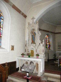 L'autel latéral gauche est dédié à la Très Sainte Vierge Marie.