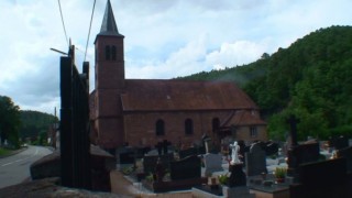 L'église paroissiale de Sturzelbronn et le cimetière communal (photographie de Noëlle Huth-Gross).