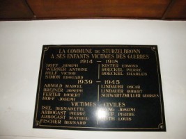 Le monument aux morts communal est installé sous le clocher de l'église Sainte-Élisabeth.