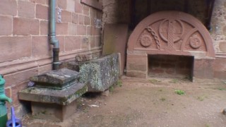 Le tympan et des tombeaux anciens sont exposés dans le cimetière (photographie de Noëlle huth-Gross).