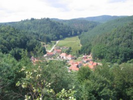 Panorama du village de Sturzelbronn et d'une partie des vestiges de l'abbaye cistercienne.