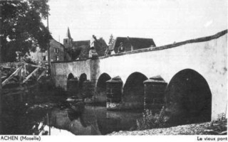 L'ancien pont du village a été bombardé pendant la dernière guerre.