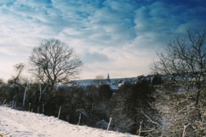 Le village d'Achen et l'église Saint-Pierre sous le manteau blanc de la neige.