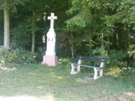 Une croix de chemin se dresse au bord du chemin menant à Metschbrück et à Montbronn.