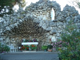 Une impressionnante réplique de la grotte de Lourdes avec autel se dresse dans le village de Bining.