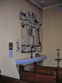 L'ancien retable de la chapelle est exposé contre un mur, depuis sa restauration complète en 1993.